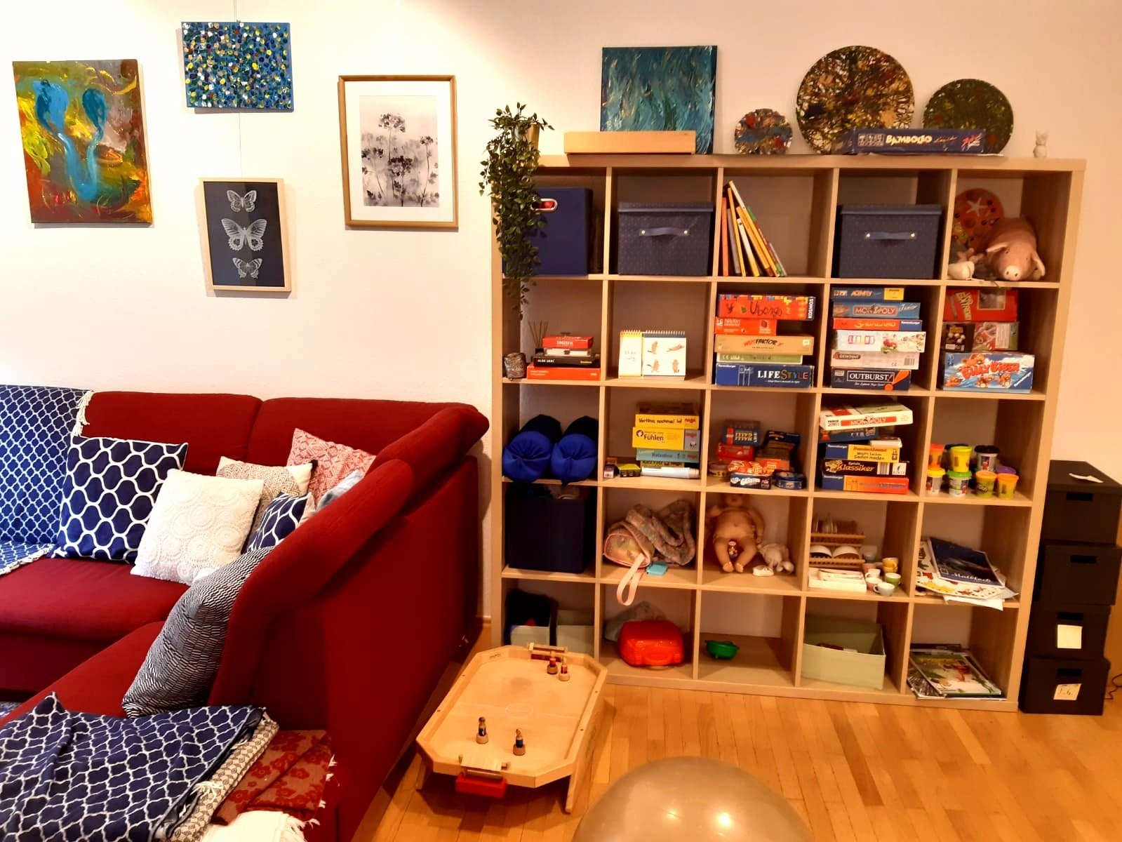 ein Schrank in dem sich einige Spielsachen befinden,