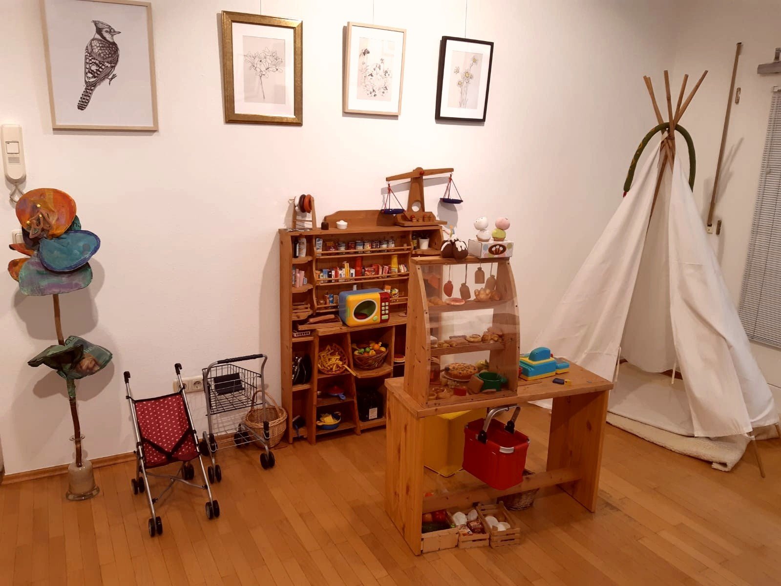 ein Tipi und ein Spiel-Kaufladen im innerhalb der Praxis.